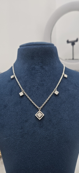 Elegant Five Stone Fitting Necklace